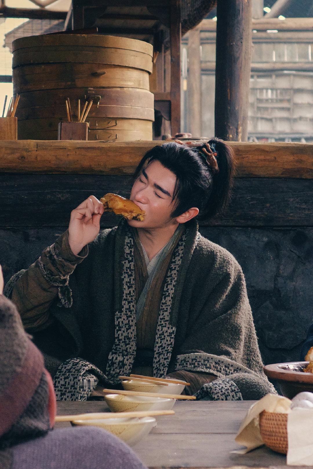 高卿尘回应和田曦薇合作高卿尘回应田曦薇合作逐玉戏里是暖心姐弟，戏外是贴心搭档，和