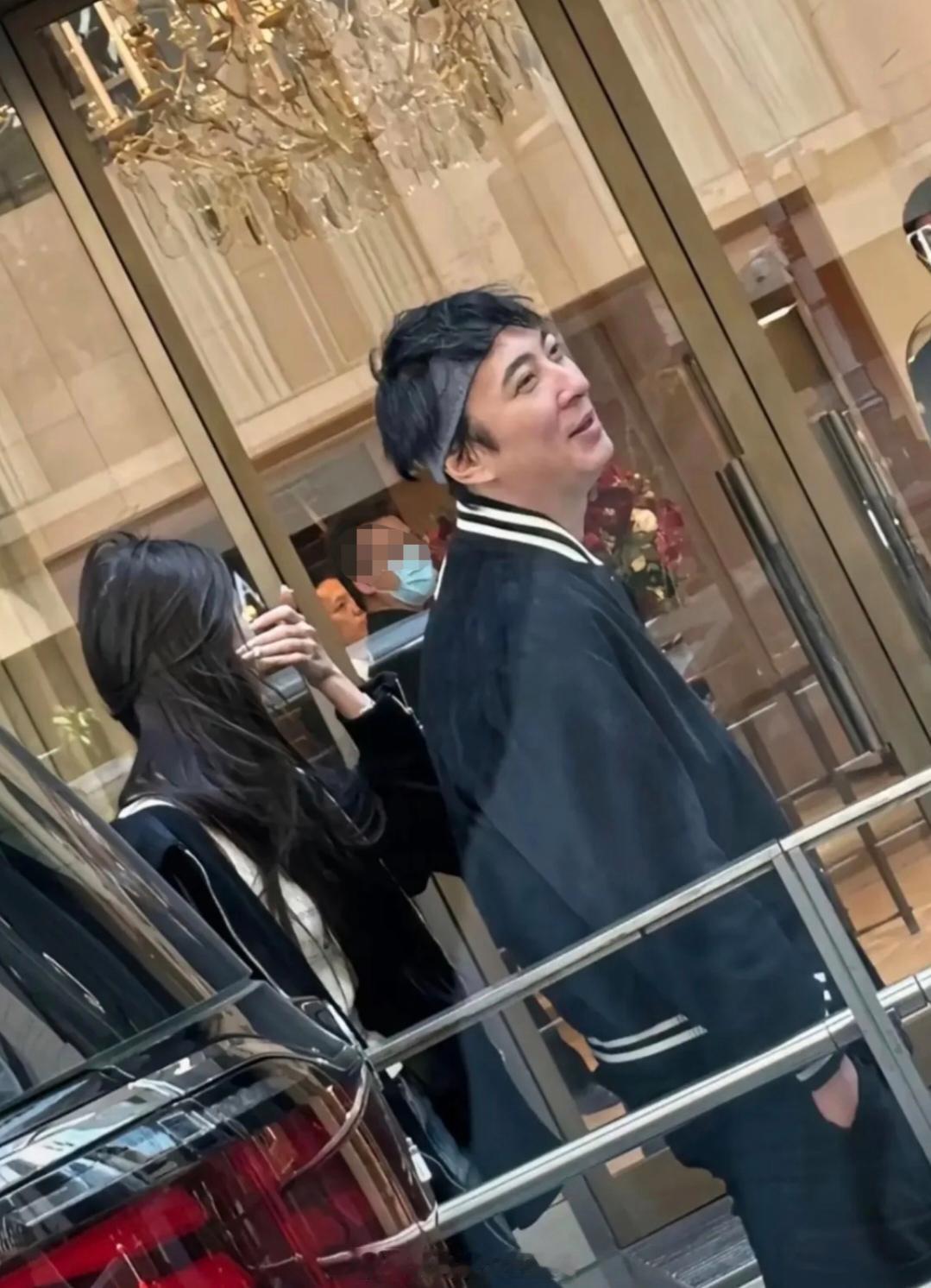 王思聪和女友懒懒现身香港街头，很稳定，很幸福啊。他真是一点班味没有呢。