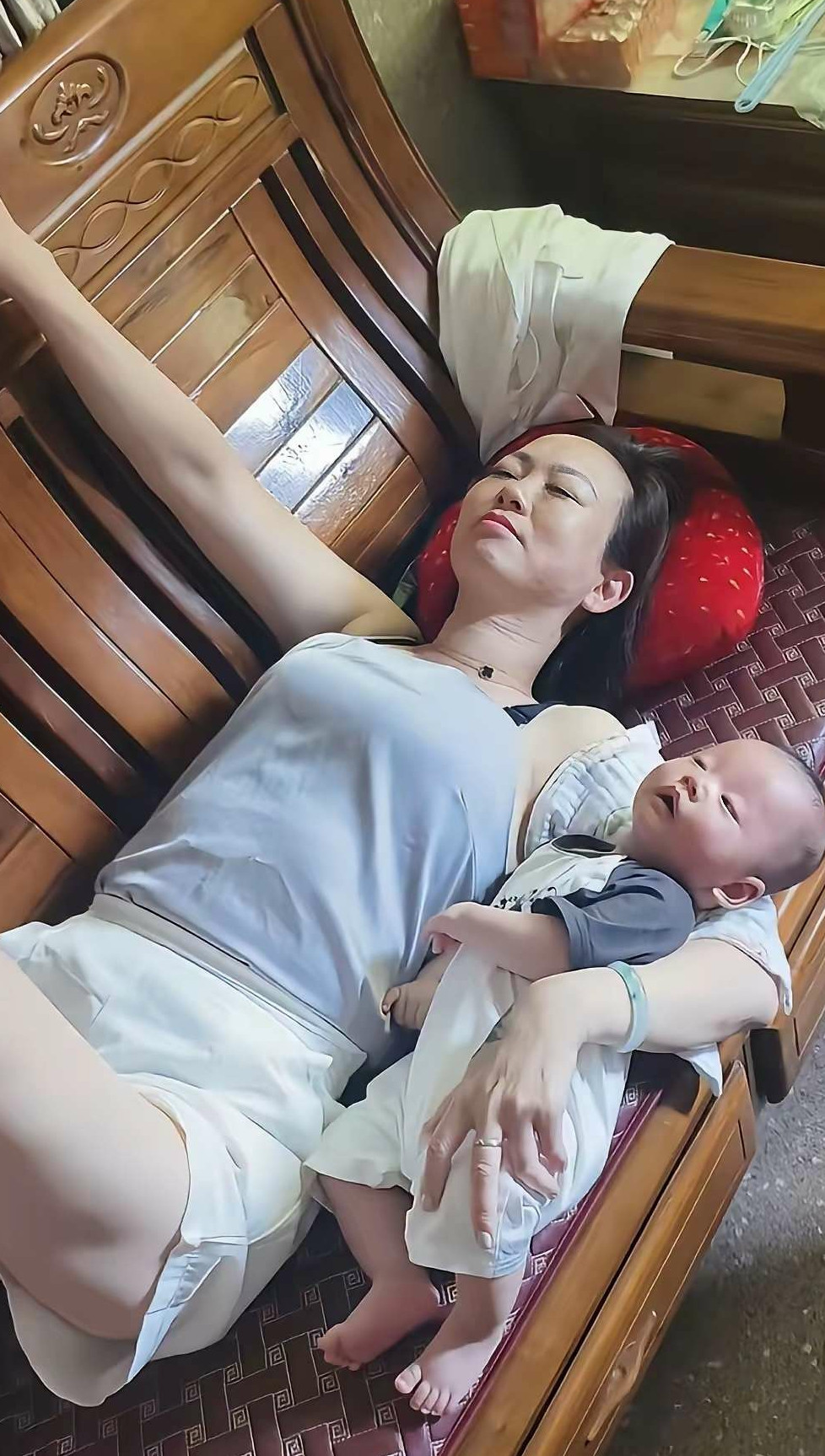 丈母娘带孩子，我害怕孩子掉下去