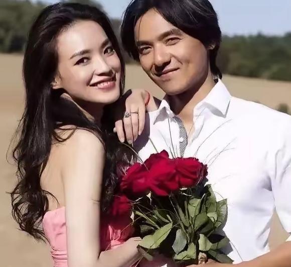 那年舒淇与冯德伦结婚。当记者问她，你们为什么认识20年才在一起结婚？舒淇笑了我那