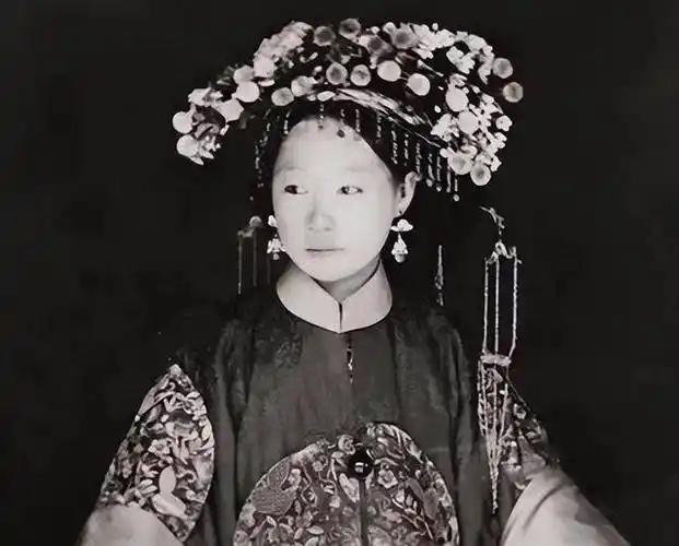 1833年，洞房之夜曾国藩揭开盖头，发现是一陌生女子，并不是新娘。女子委屈地流泪