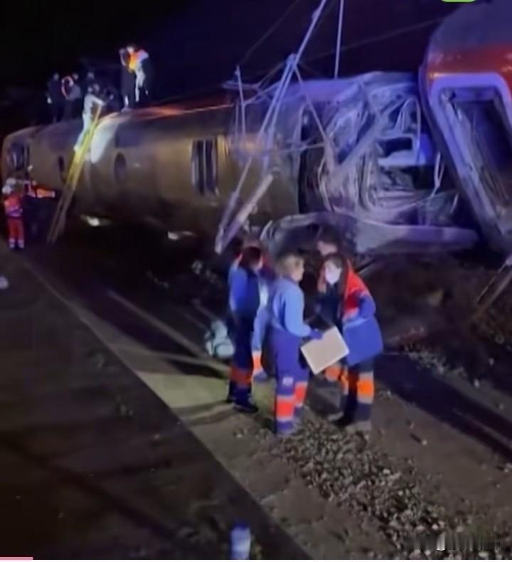 西班牙高铁脱轨事故造成重大伤亡。当地时间1月18日，西班牙南部科尔