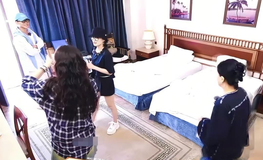 那英还没收拾好自己，张晚意让她不着急，张晚意：“姐，不着急”，那英：“好嘞”，张