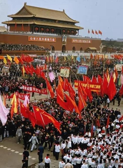 毛主席留下的是五千亿斤粮食，五百万吨棉花，二十多亿美元，六百多吨黄金，还有两万多