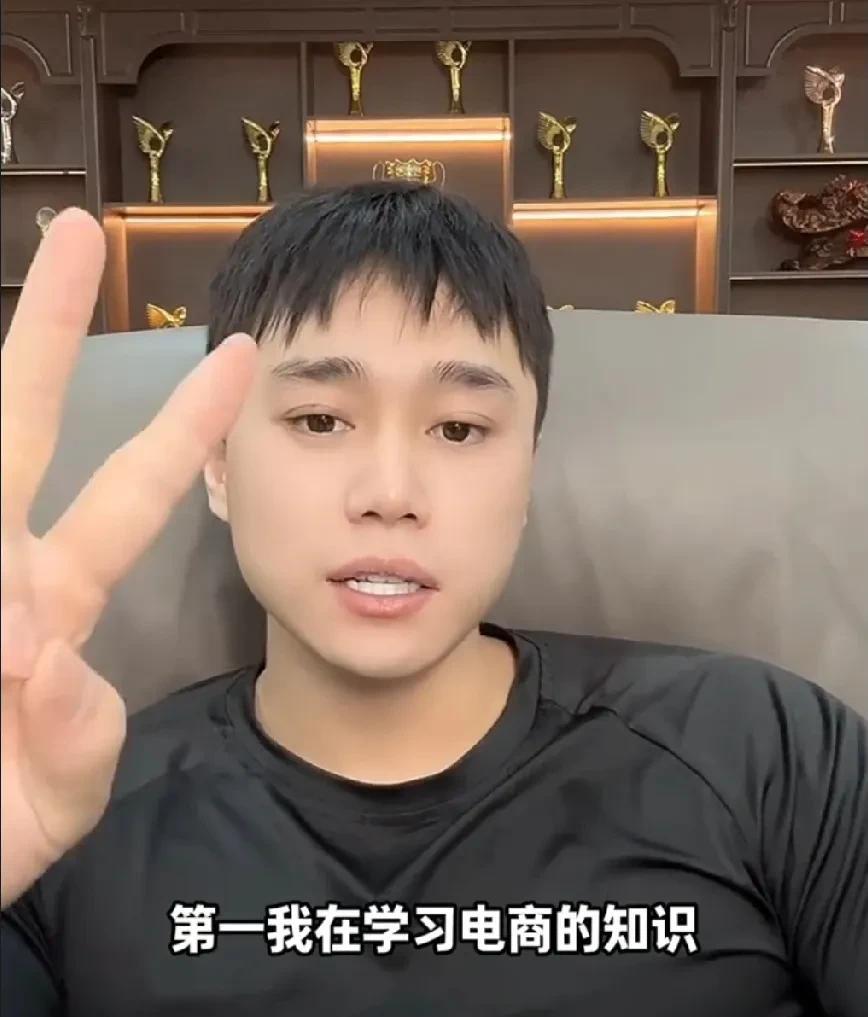 刘二狗力争做第二个辛巴，称针对粉丝关心是否飘了，为何不常直播的疑问。我回答下，我