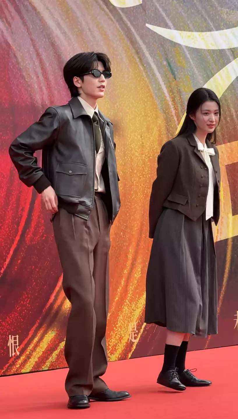 王楚然穿平底鞋站张凌赫旁边都毫无压力，看起来两个人不熟，拍完合照立马分开，独美。