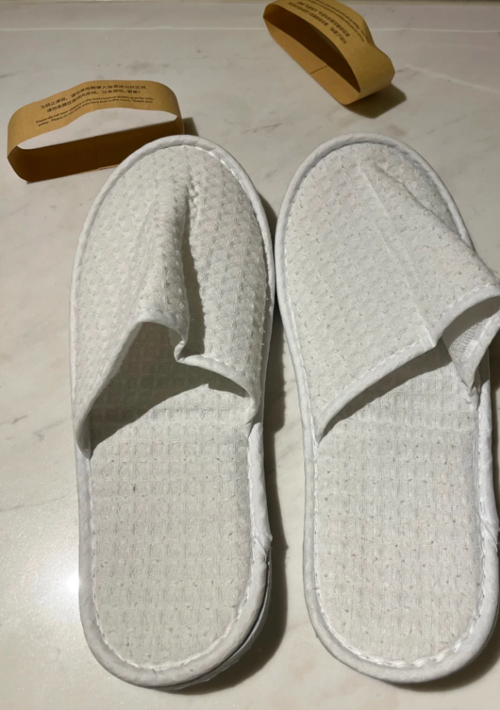 拖鞋起球有毛发, 住客质疑! 万豪酒店: 我们从未标注是一次性用品