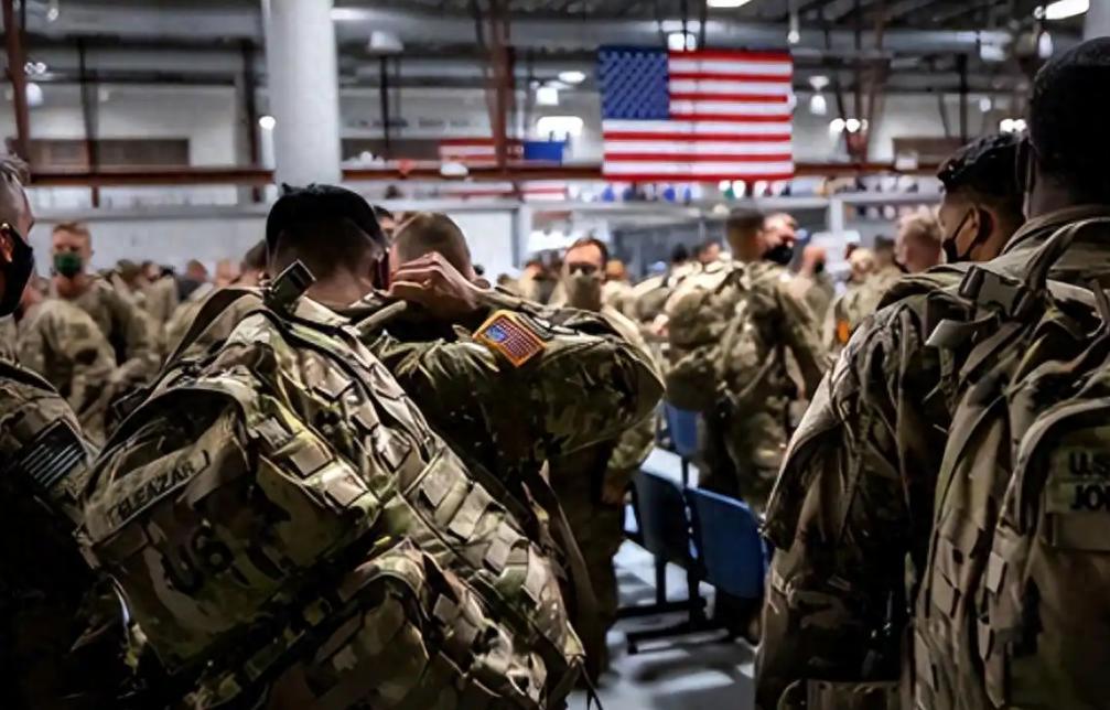 美国放弃乌克兰了？上千美军大规模撤退，泽连斯基喊话美国：让中国出手助乌停战！