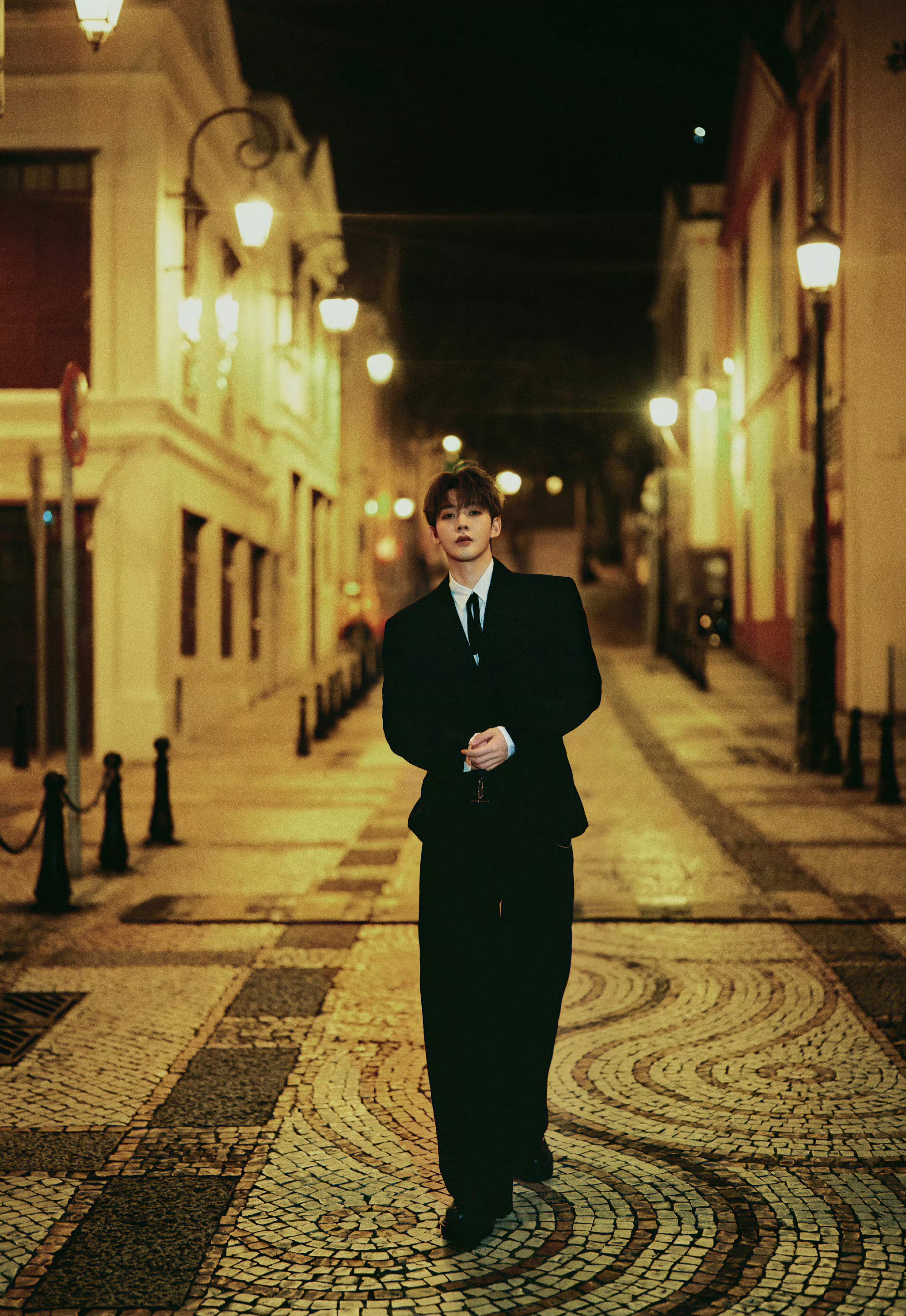 邓为黑西装造型亮相尖叫之夜，暗夜里的西装绅士氛围感拉满🈶