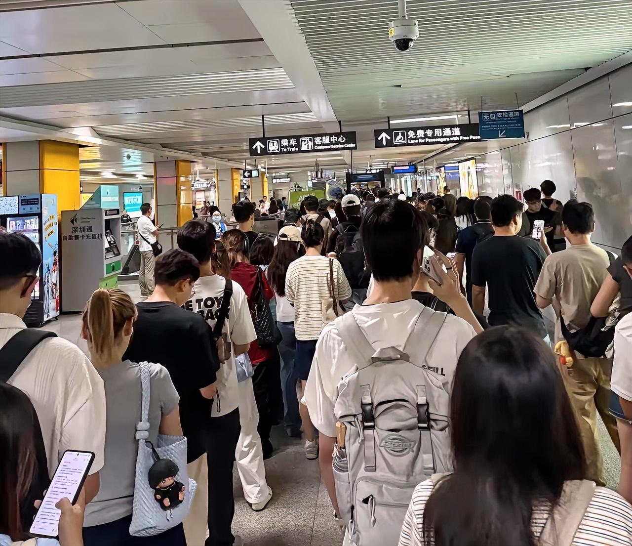 这几天深圳地铁安检的事，真有点让人琢磨不透。就说有人提出了个哲学问题：等待安检的