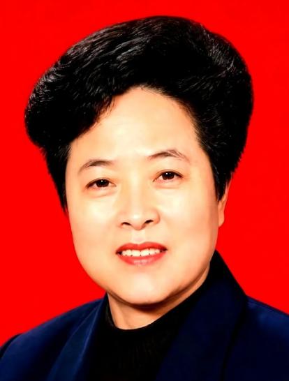 1996年，一个身价不菲、住着三层小洋楼的女大老板，放着安稳日子不过，硬生生把自