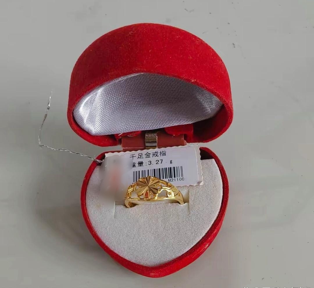 结婚十几年手上就这枚3克多的金戒指还是结婚时买的一千零几块我念叨了无数次想要