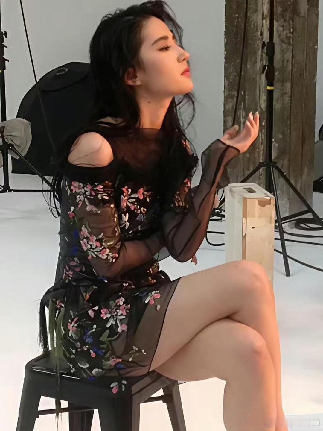 看到刘亦菲这肚子，瞬间释怀了！​​​
