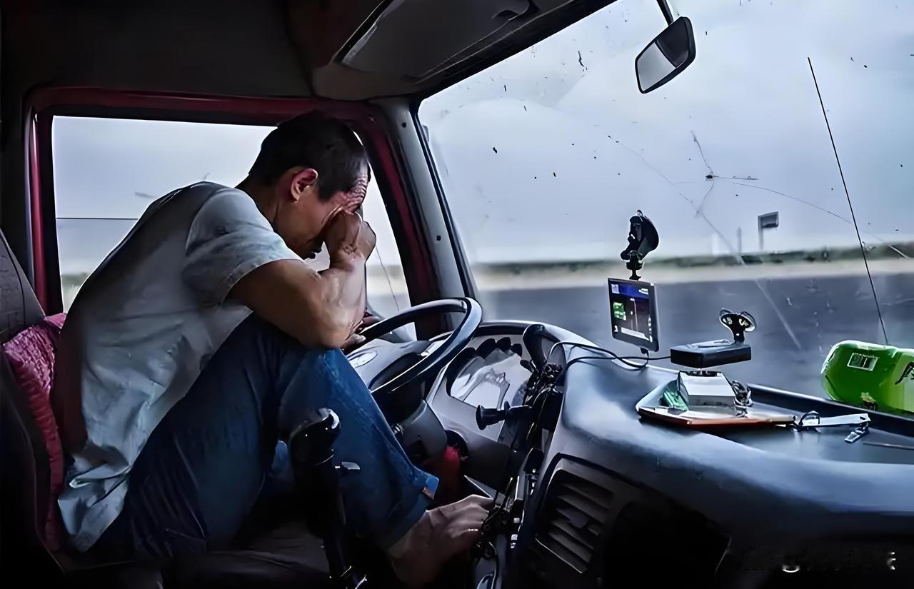 “为报复出轨的前妻值得吗？”江西宜春，男子离婚多年，见前妻和男友仍同居一起，心中