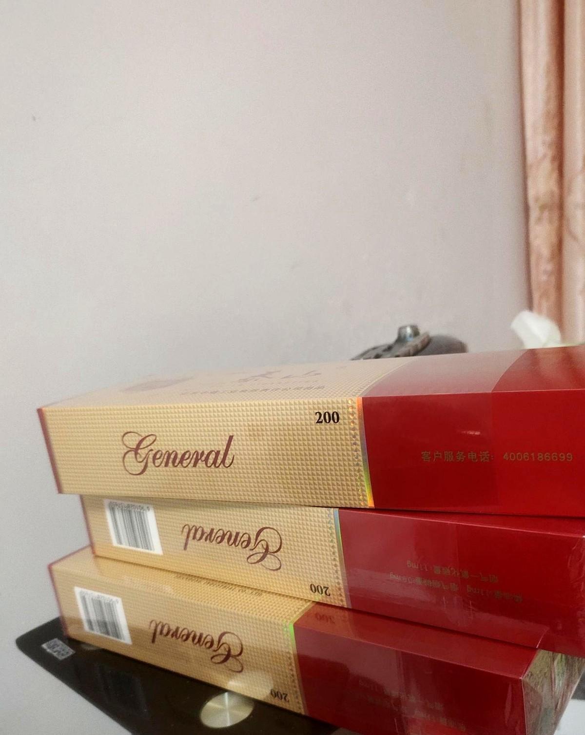 老公开资买了三条烟。我不反对他抽烟，但我反感他嘴里的烟味儿，有时他抽过烟不刷牙