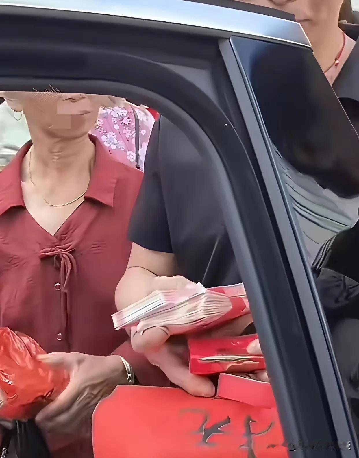 这个新娘这样做真丢人，把自己当做交易的工具。新娘子结婚当天问新郎要下车礼3000