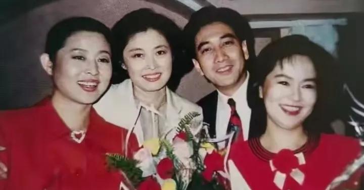 这张央视“王炸”合影，真正捅破窗户纸的，不是倪萍的眼泪，而是董卿的气。倪萍一开