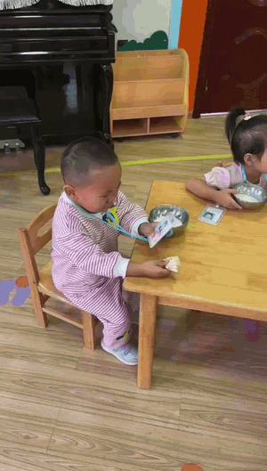 这是拿到老师的工牌了？咋哭成这样