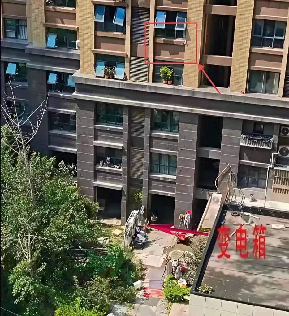 看了连云港现场照片，不知道大家发现一个细节没有，就是三楼以下和以上的颜色不同，这