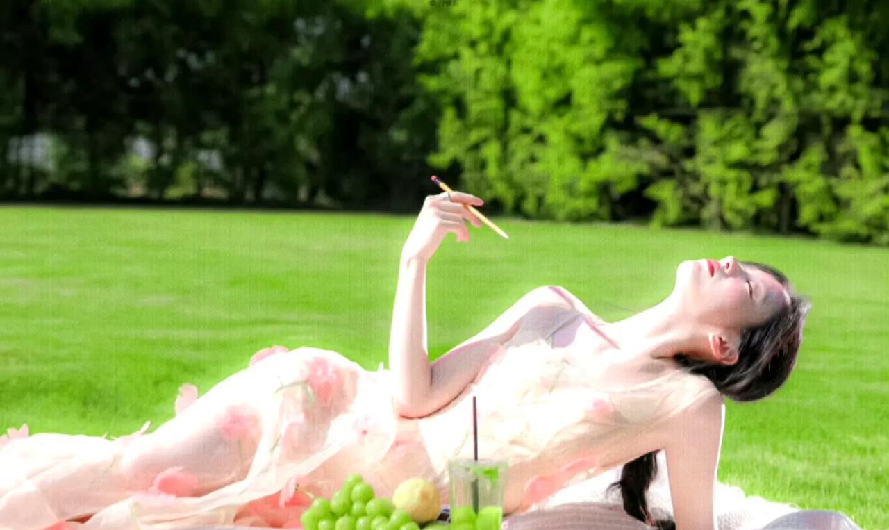 绿草如茵，美人如画。