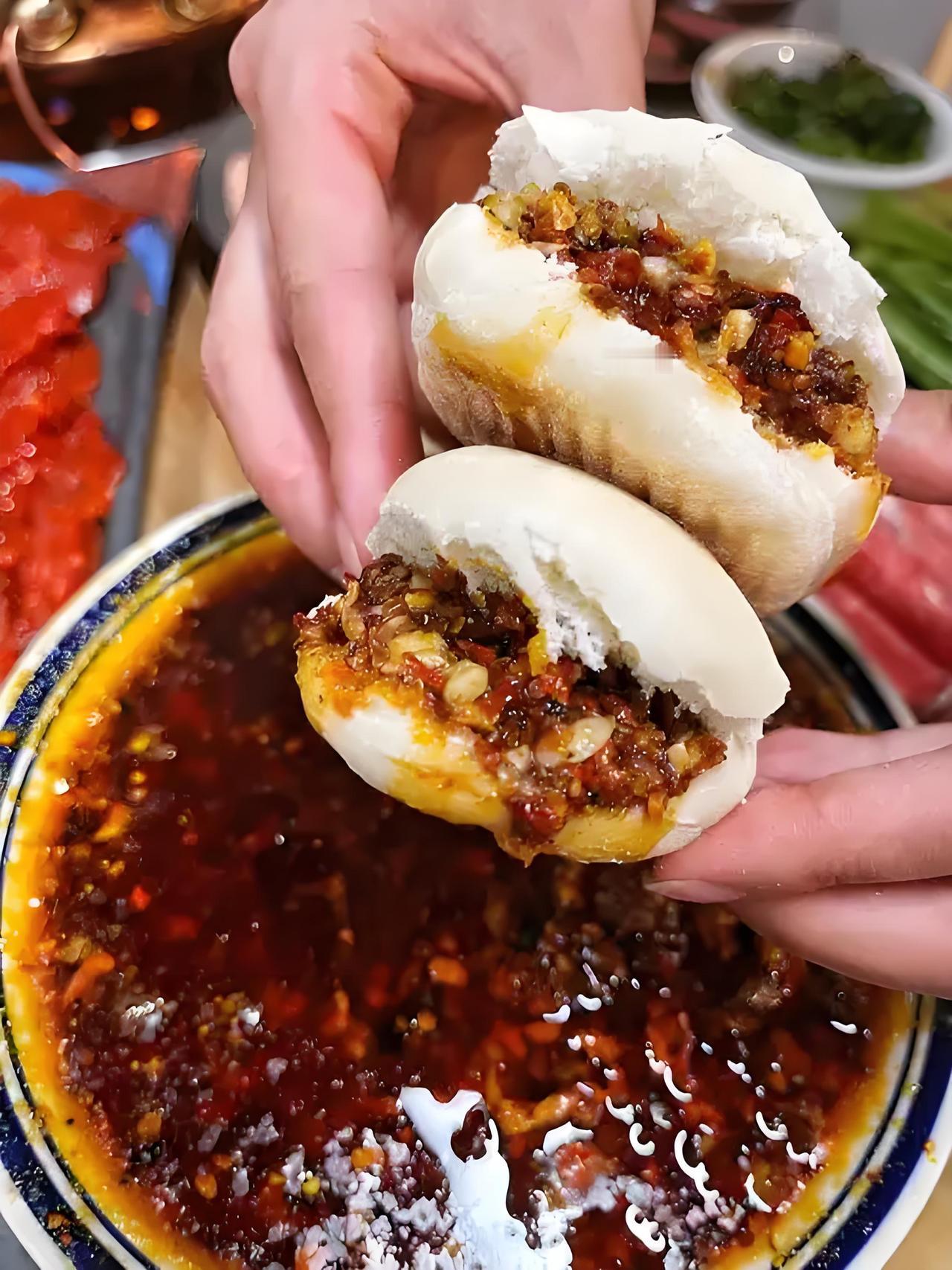 陕西八大怪之一：“油泼辣子一道菜”。在陕西关中，辣子不仅仅是一个调味品，更是一道