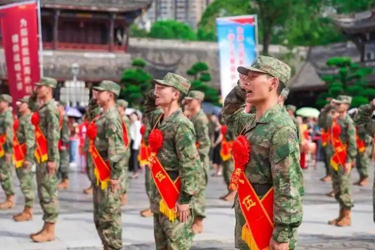 “这就是当逃兵的下场！”广东肇庆大学本科男子自愿报名当兵，检查合格后，进入西藏陆