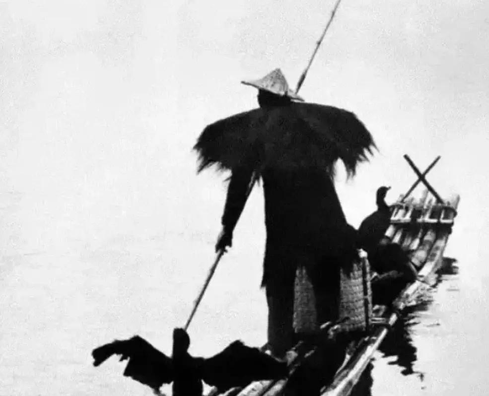 1942年，渔民陈根土载着16个日军过江。船行至江心，原本一脸谄媚的陈根土突然哈