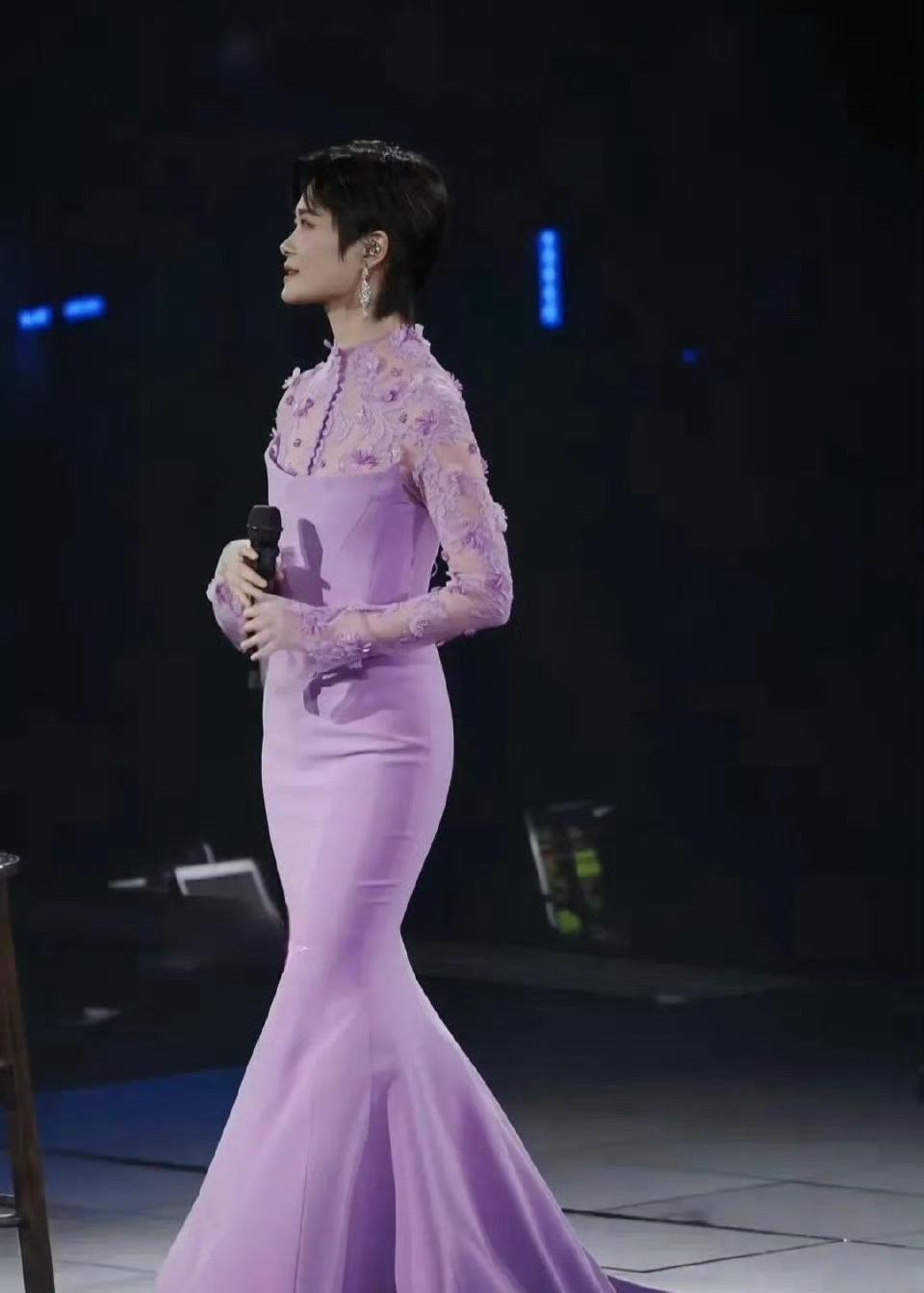 当年总决赛宁死不穿裙子的李宇春，怎么突然“服软”了？别搞错，这不是妥协，这是她