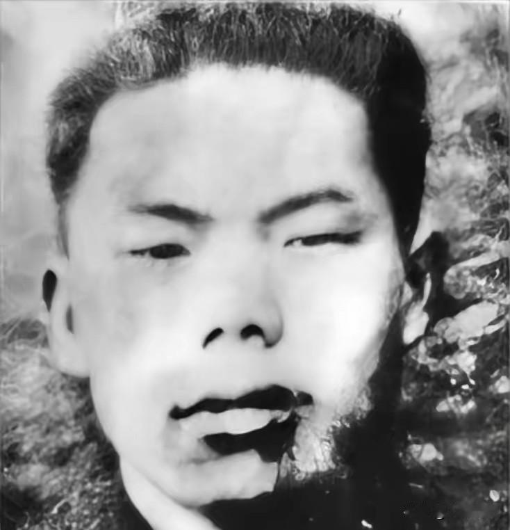 1952年，志愿军战士们在阵地中疲惫熟睡，一名战士因天气闷热无法入睡，独自起身外