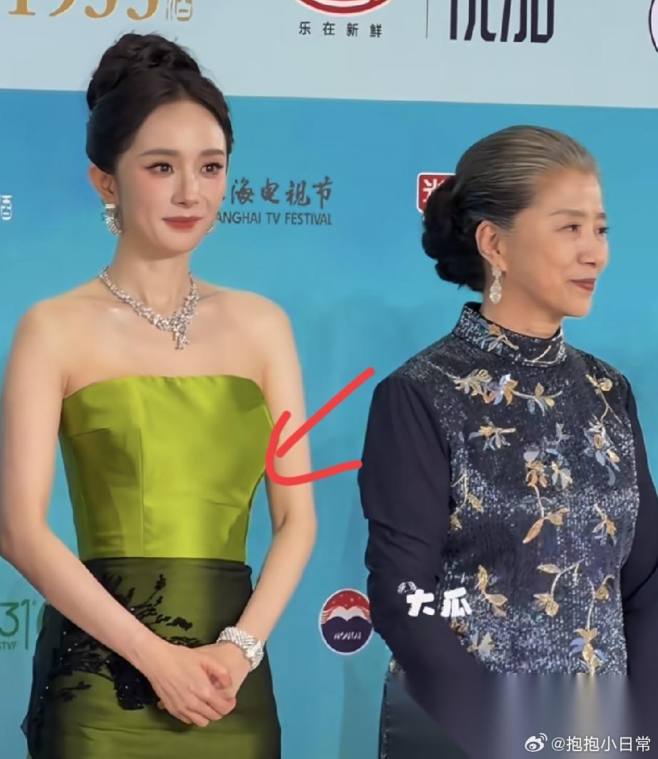 看了杨幂今天白玉兰颁奖礼的现场造型有句话我憋了好久不知道大家发现没有，她身上