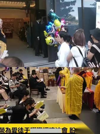 高速服务区有个“野孩子”？蹲地上啃水果，四肢爬着走？真相其实藏着“爱”的