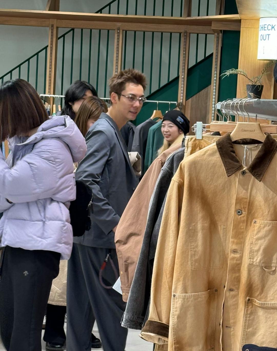 42岁的陈伟霆也太会保养了吧！有网友在上海偶遇他逛街买衣服，真人状态直接让人惊到