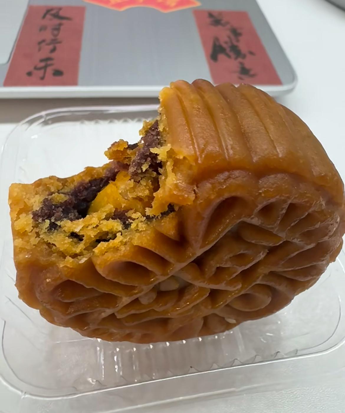 单位发的月饼我觉得好吃，特意带回娘家让家人尝尝，结果嫂子掰开就说“看着就难吃”。