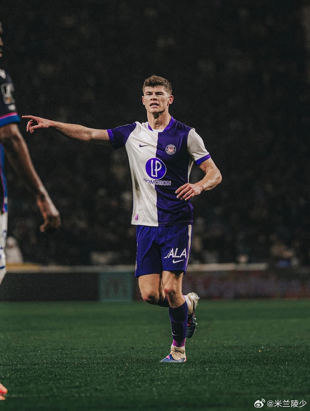 【陵少瞎传】居中中卫-克雷斯维尔随着曼联的拨乱反正，马奎尔也即将和曼联续约，最适