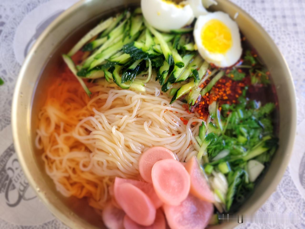 夏日炎炎，就想吃点清淡爽口的，中午自己做了一碗朝鲜冷面，酸酸甜甜滑滑溜溜的，特别