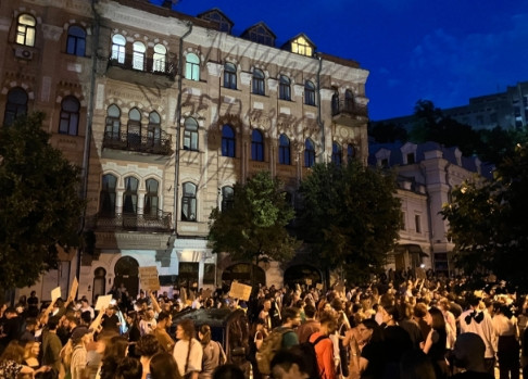 乌克兰爆发新的颜色革命，总统府被包围，泽连斯基恐被推翻由于乌克兰总统泽连斯基签
