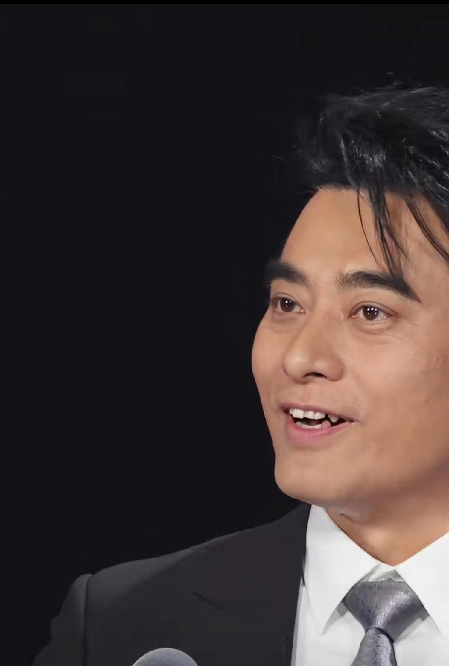 人年纪大了，牙齿也会跟着改变吗？最近，陈龙出席活动上，一口参差不齐的牙齿犹如蜿蜒