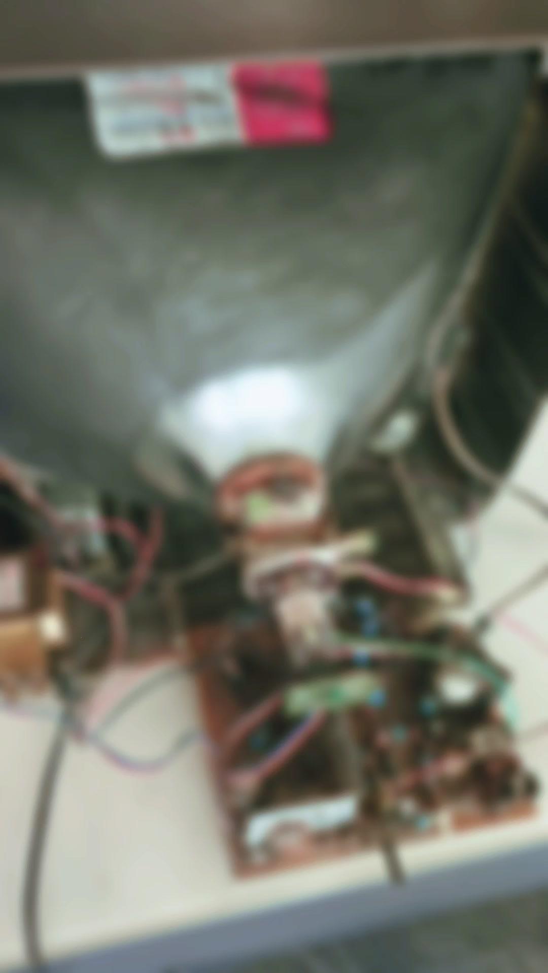 📺拆开老式CRT电视机外壳，缠绕的内部线路、布满尘锈的老电路板，全是旧时光里藏