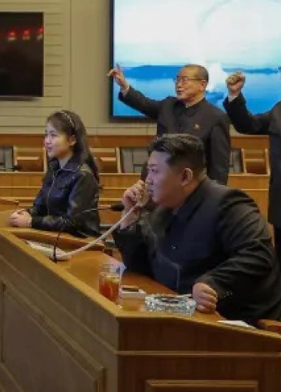 金的四件套，一盒火柴、一包香烟（估计是细支的）、一个玻璃烟缸、还有一杯饮料。