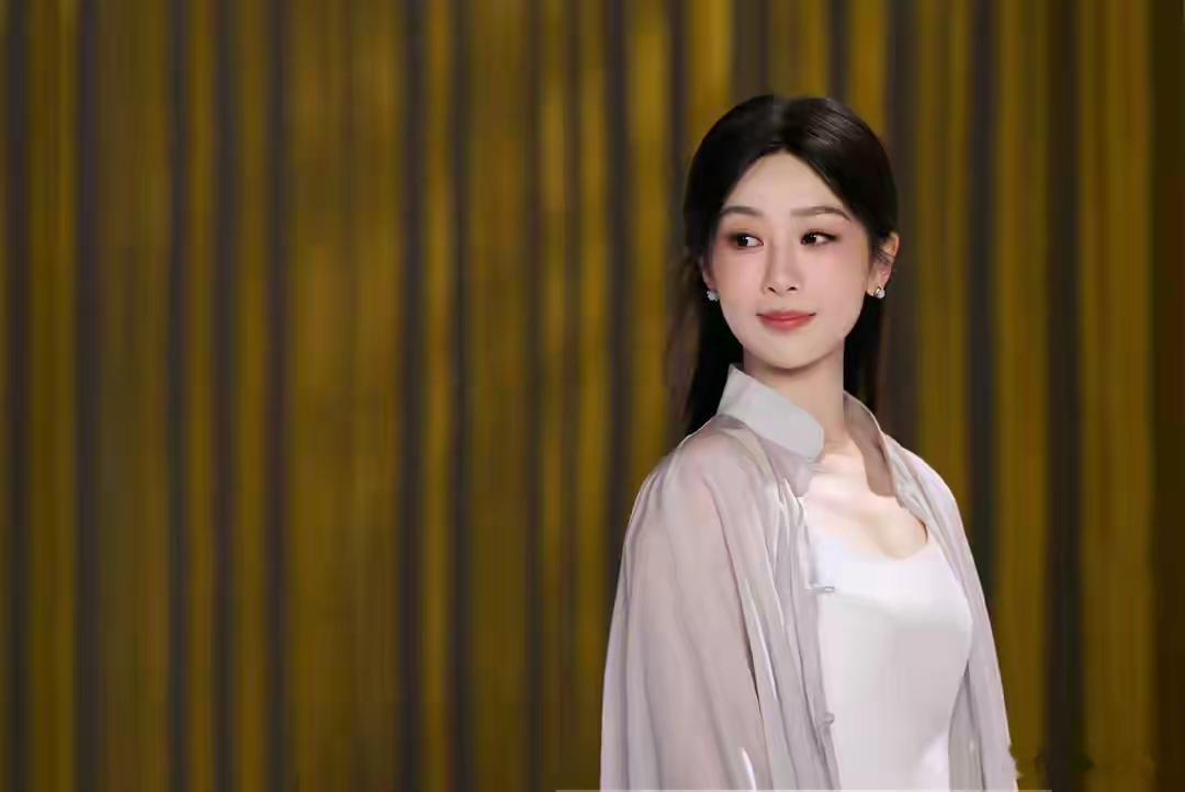 1.杨紫拿下白玉兰视后，对她的事业没有太大帮助，就是一份荣誉，她当艺人基本已经到