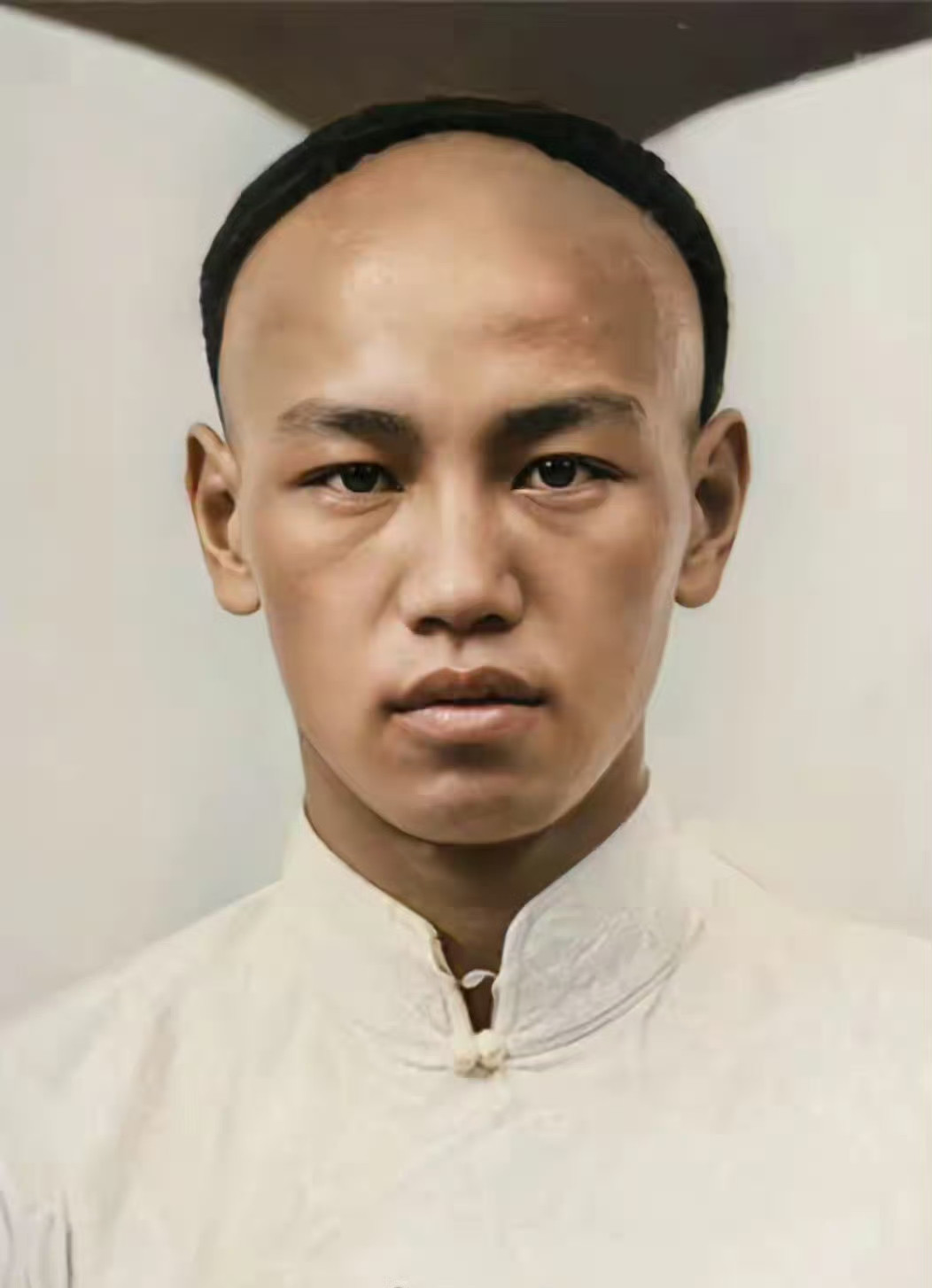 翻到这张1906年的老照片真的挺有意思，19岁的蒋志清还留着标准的清朝长辫，脸还带着少年人的青涩感，
