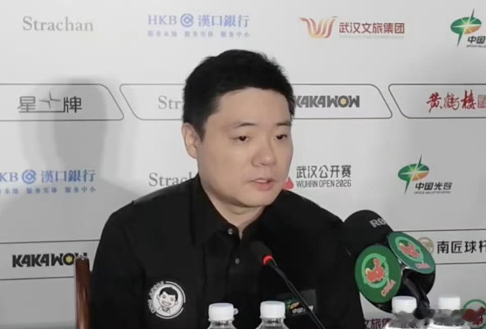 丁俊晖说我也不懂为何一直打不好丁俊晖出席发布会，他表示：“我不知道你们在期待什么