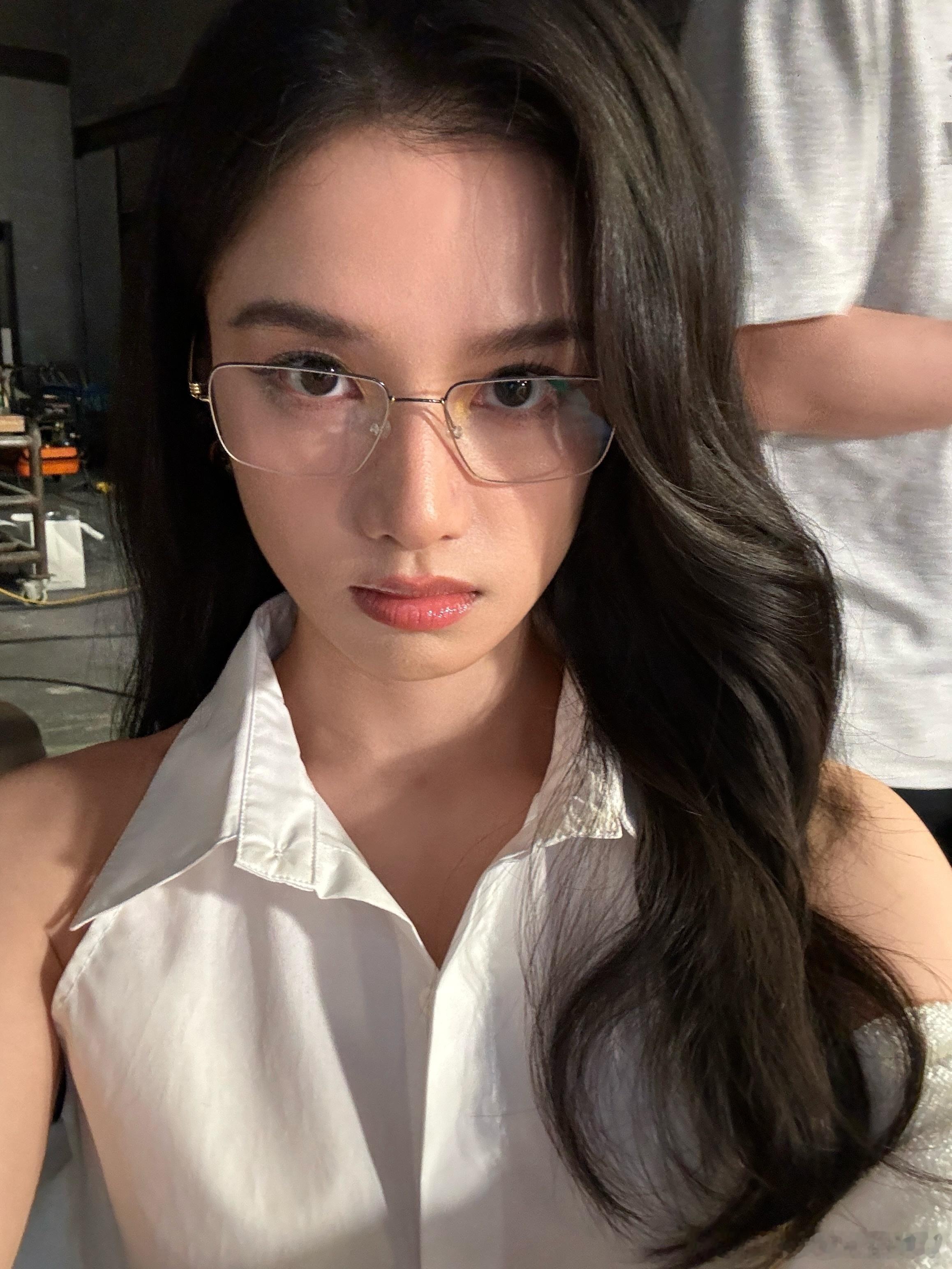 张婧仪自拍🤳第一个让张婧仪戴眼镜的人是天才​​​
