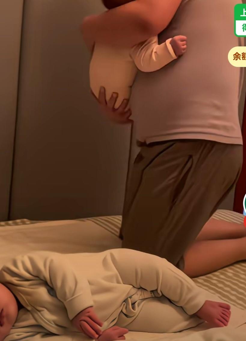 三胞胎爸爸哄娃神招，爸爸抱着老三，妈妈说轻点放爸爸，放下孩子就开始大力的拍孩