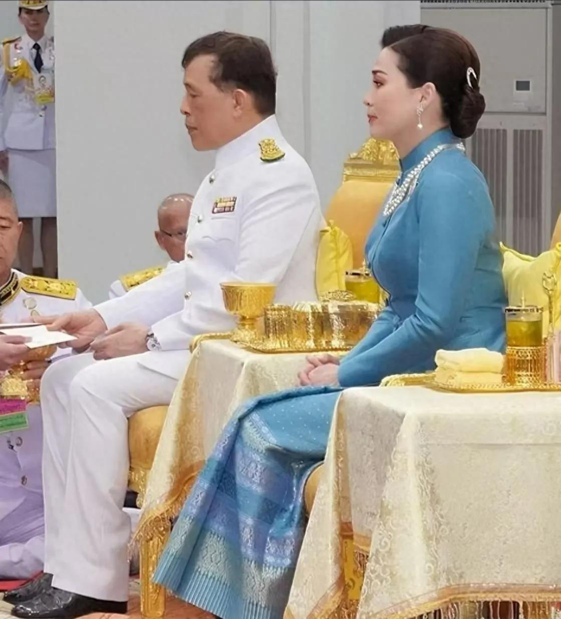 泰柬边境冲突越演越烈，柬埔寨国王西哈莫尼和泰国国王玛哈·哇集拉隆功近期在泰柬局势