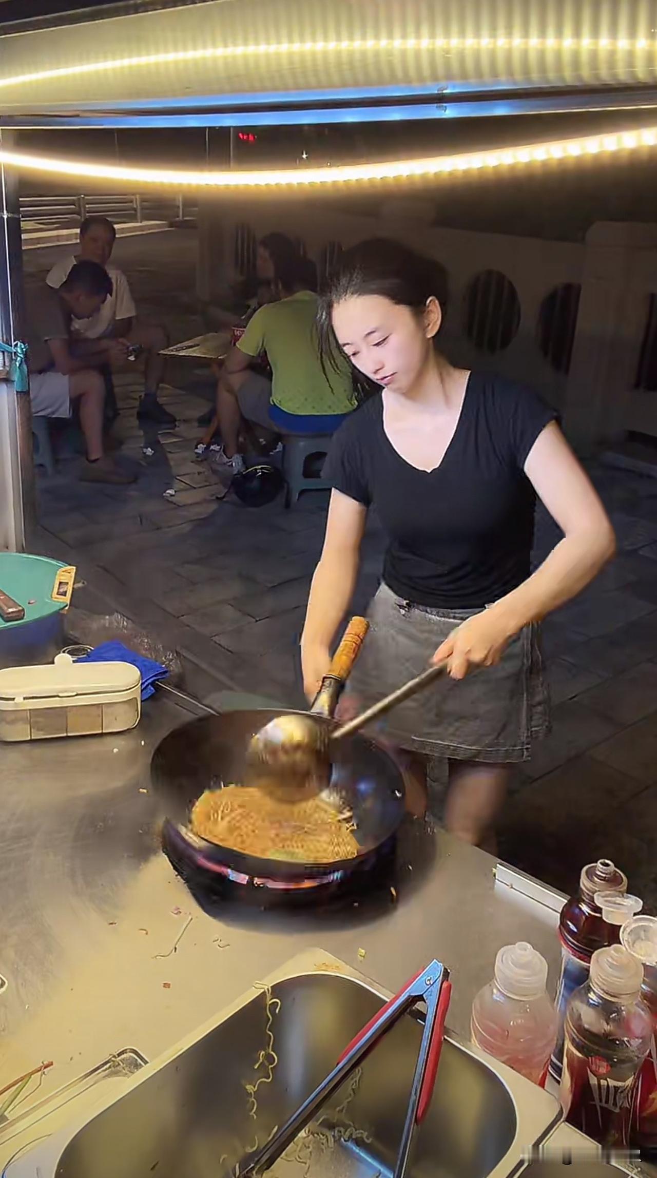炒面生意真好，来晚了，都吃不上！但感觉味道一般呀！