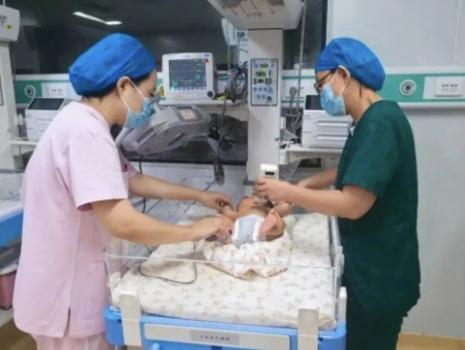 周五晚高峰，38岁孕妈下班打车路上突发阵发性腹痛，胎儿已经露头。惊险时刻，一句