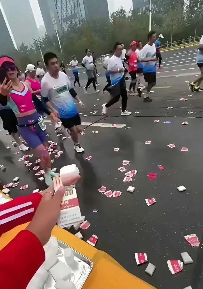 不怪都没有人接烟，换谁谁不是。