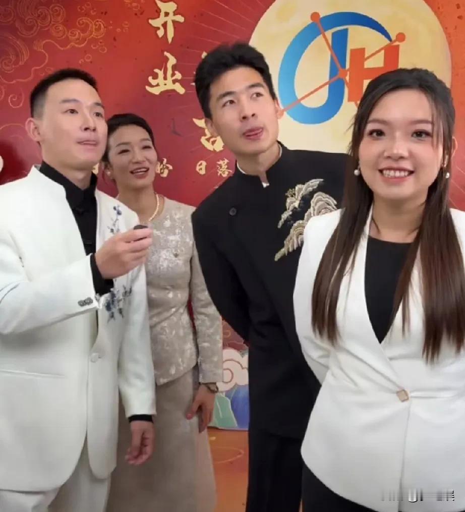 谢浩男，公司开业了！应该说是妈妈的公司开业了，因为浩南还上着学，公司由大妹和海