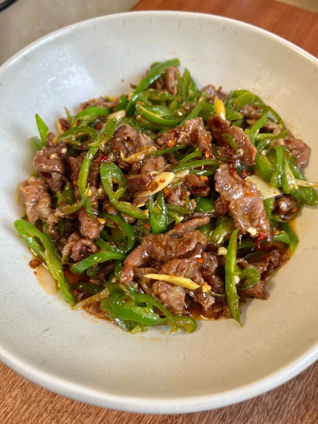 ❤️简单又好吃的辣椒炒牛肉。⭐️牛肉切成薄片，切不好牛肉的朋友可以把牛肉洗净放冰